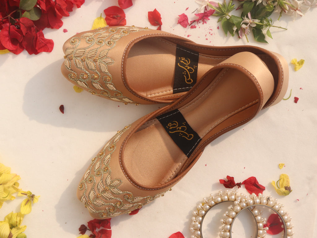 Gold Handcrafted Leaf Motif Mojaris