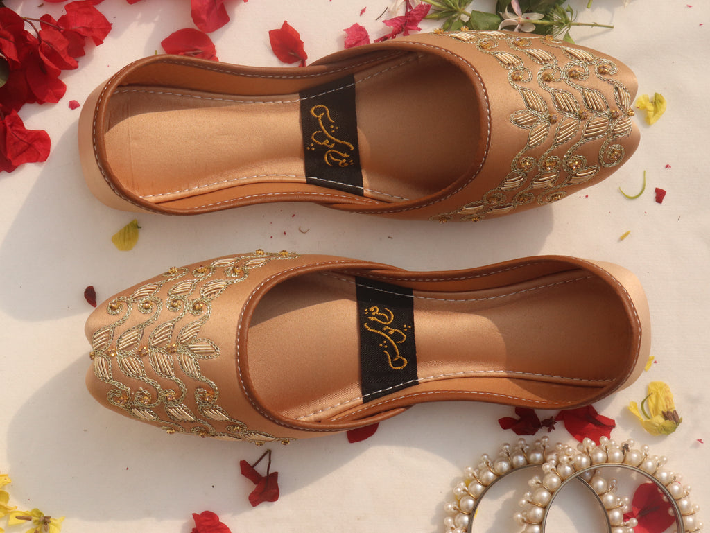 Gold Handcrafted Leaf Motif Mojaris