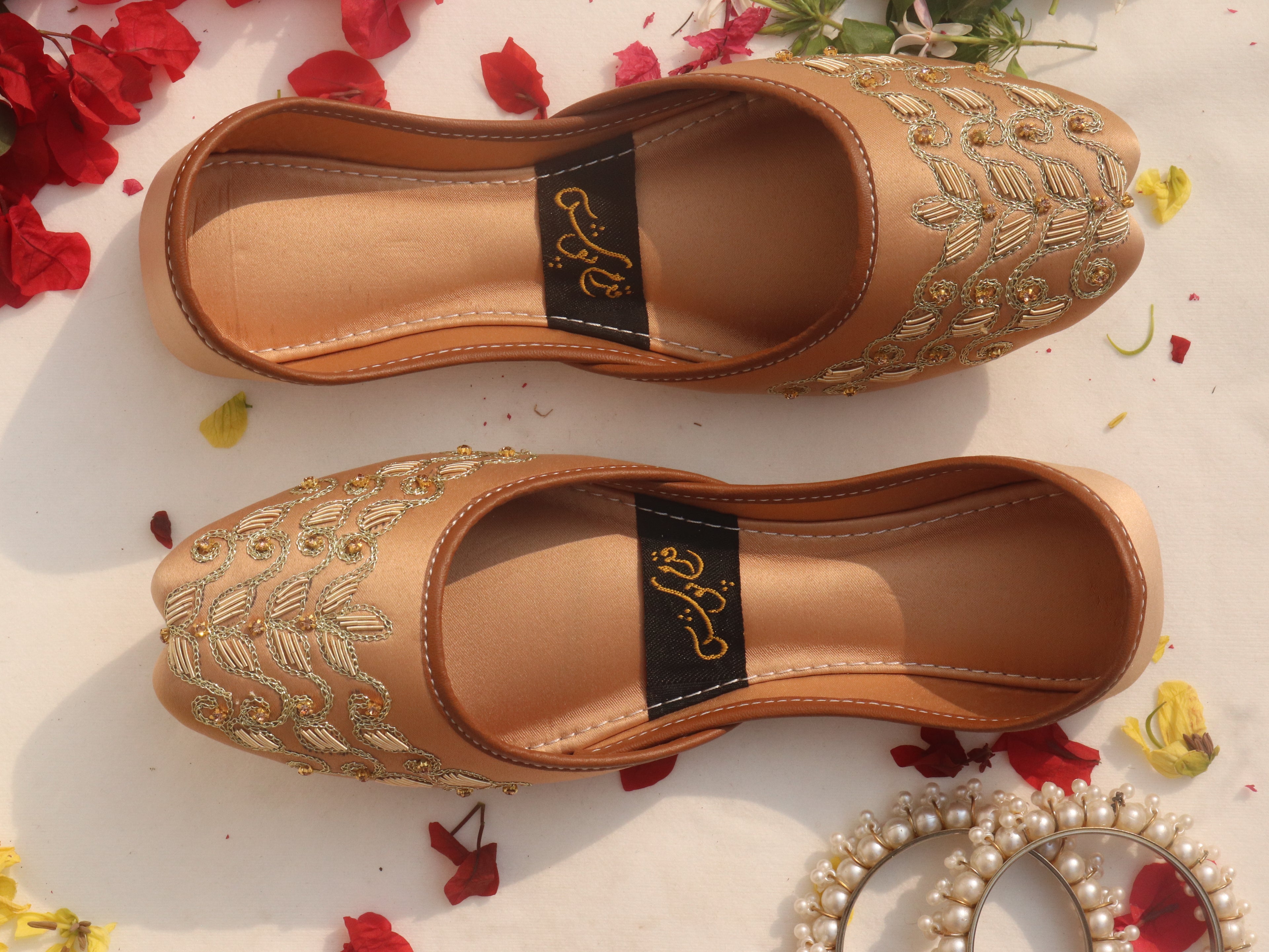 Gold Handcrafted Leaf Motif Mojaris