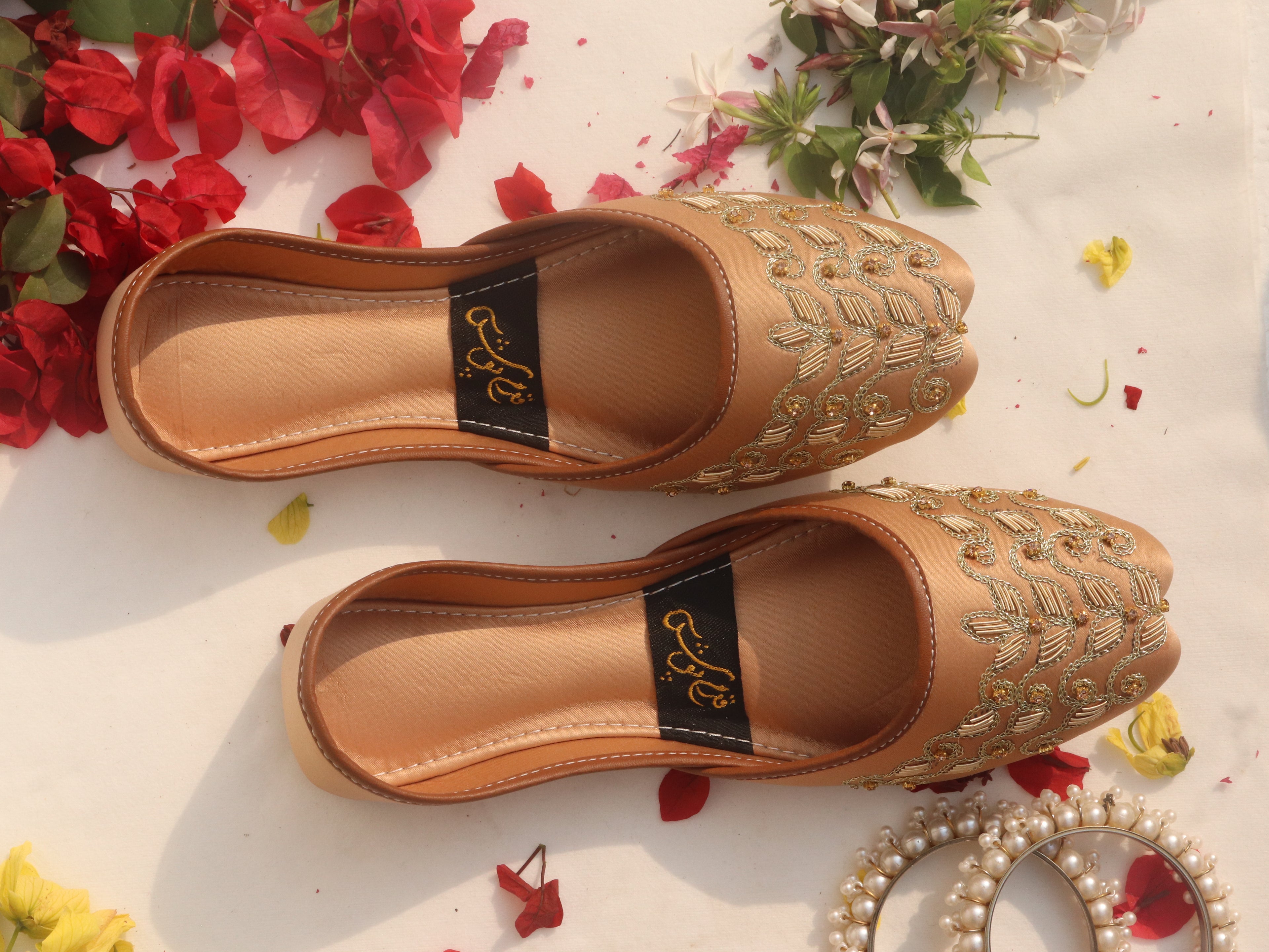 Gold Handcrafted Leaf Motif Mojaris