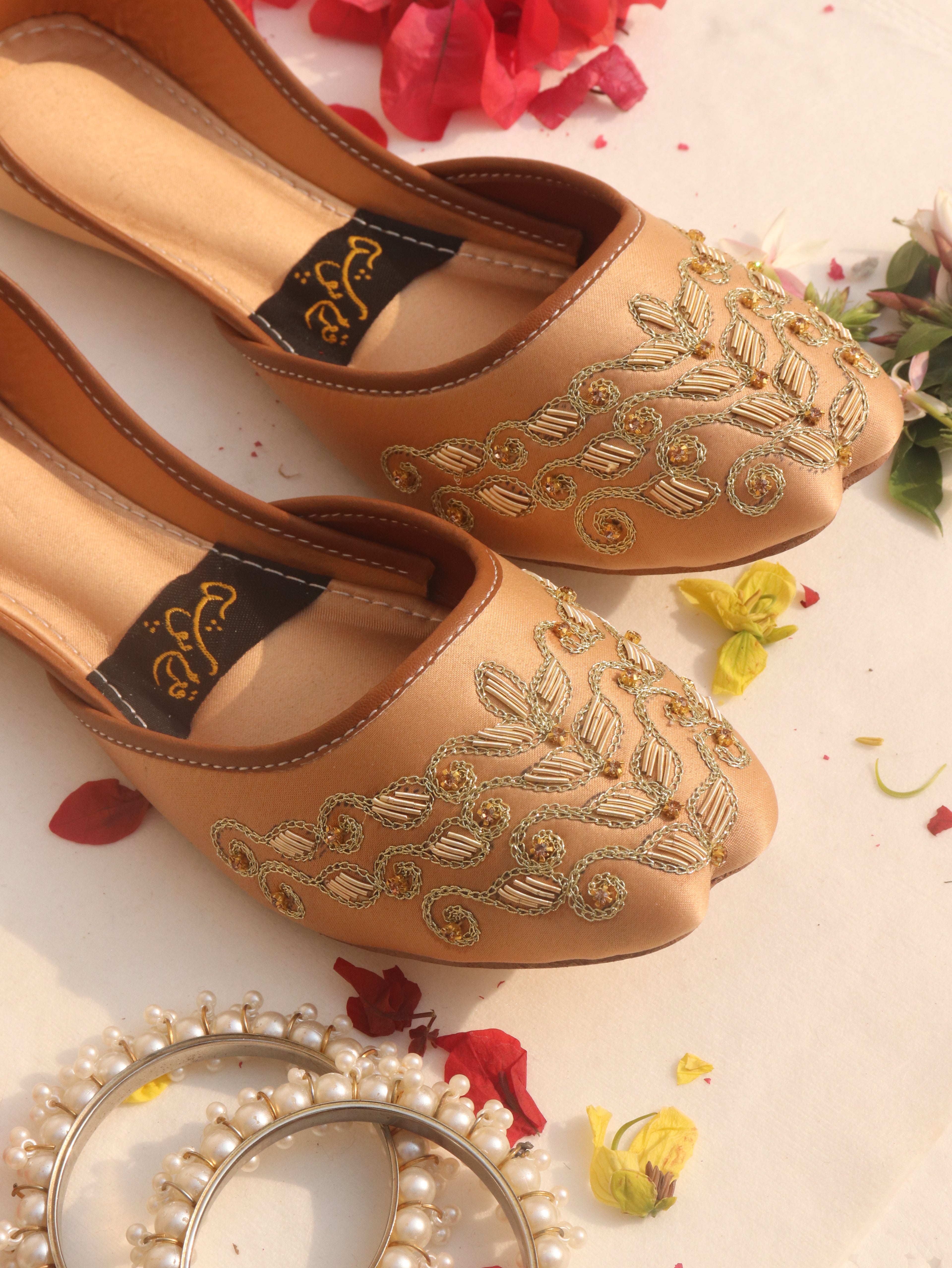 Gold Handcrafted Leaf Motif Mojaris