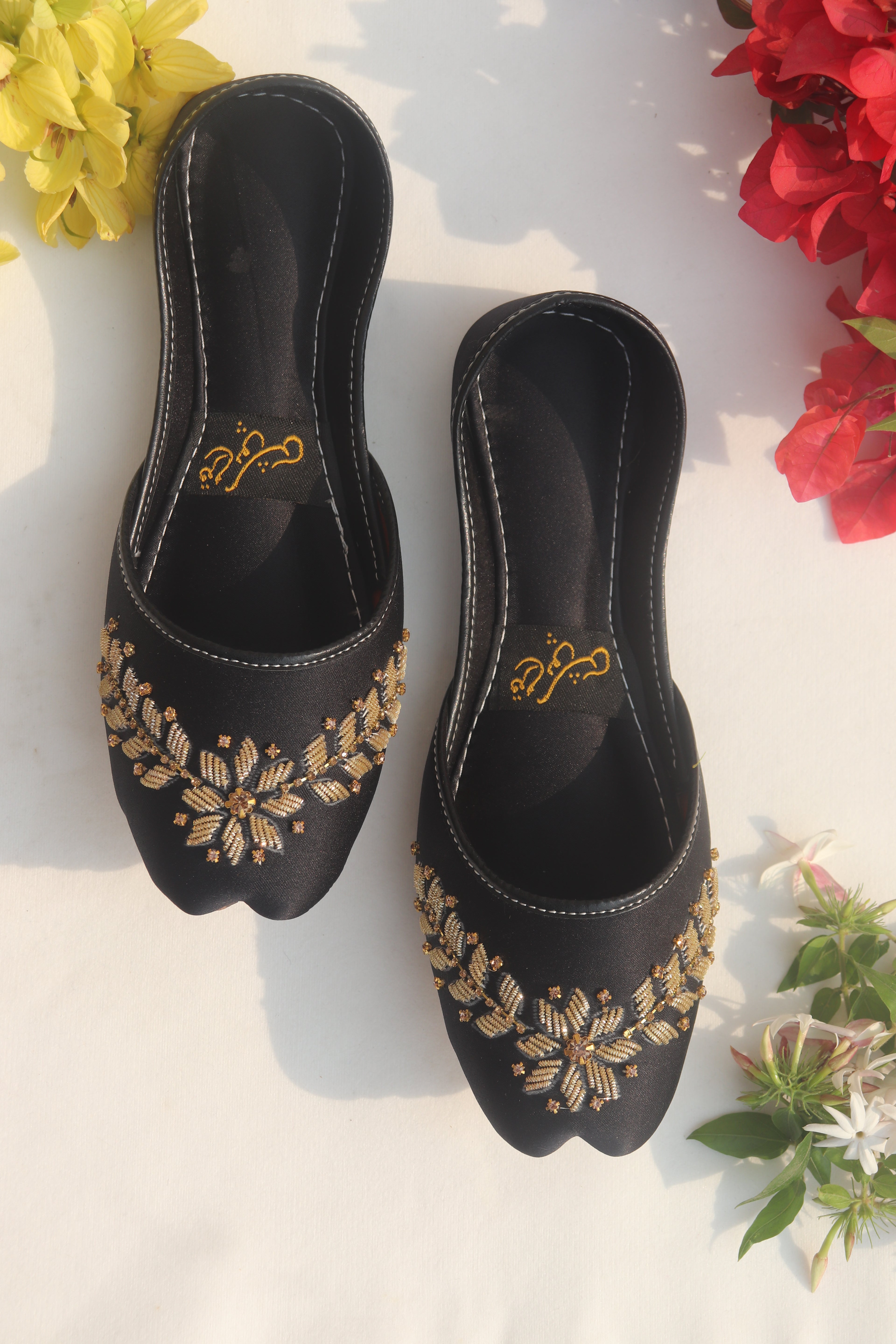 Black Handcrafted Embroidered Mojaris