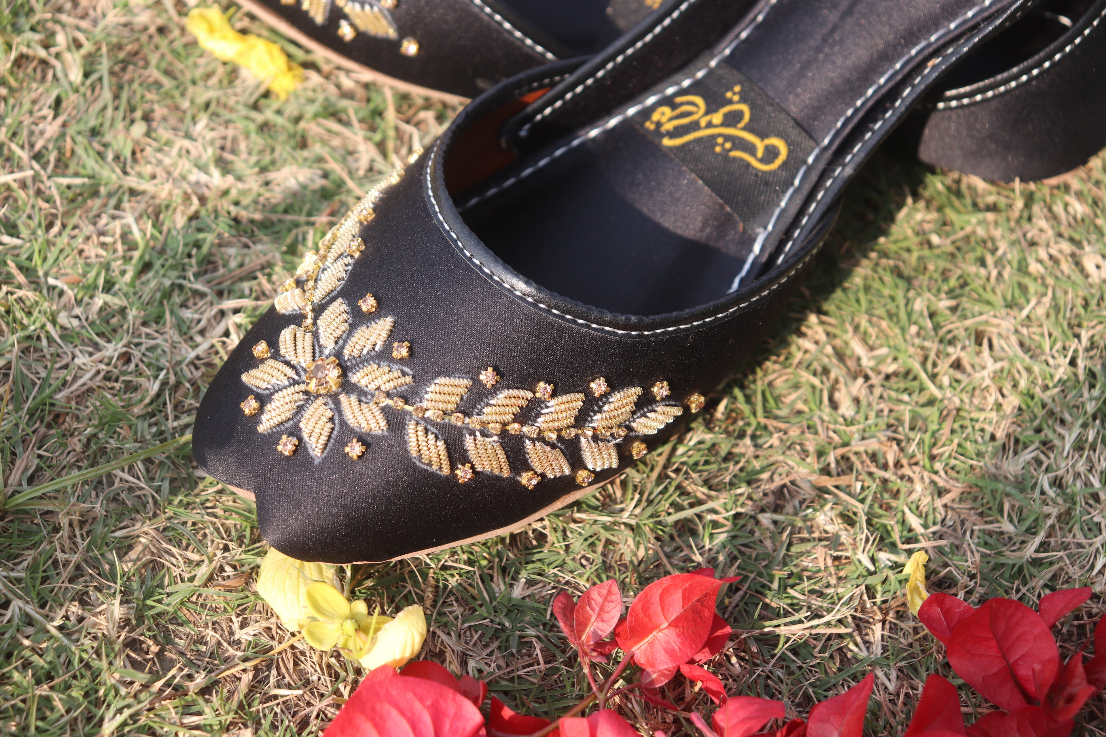 Black Handcrafted Embroidered Mojaris