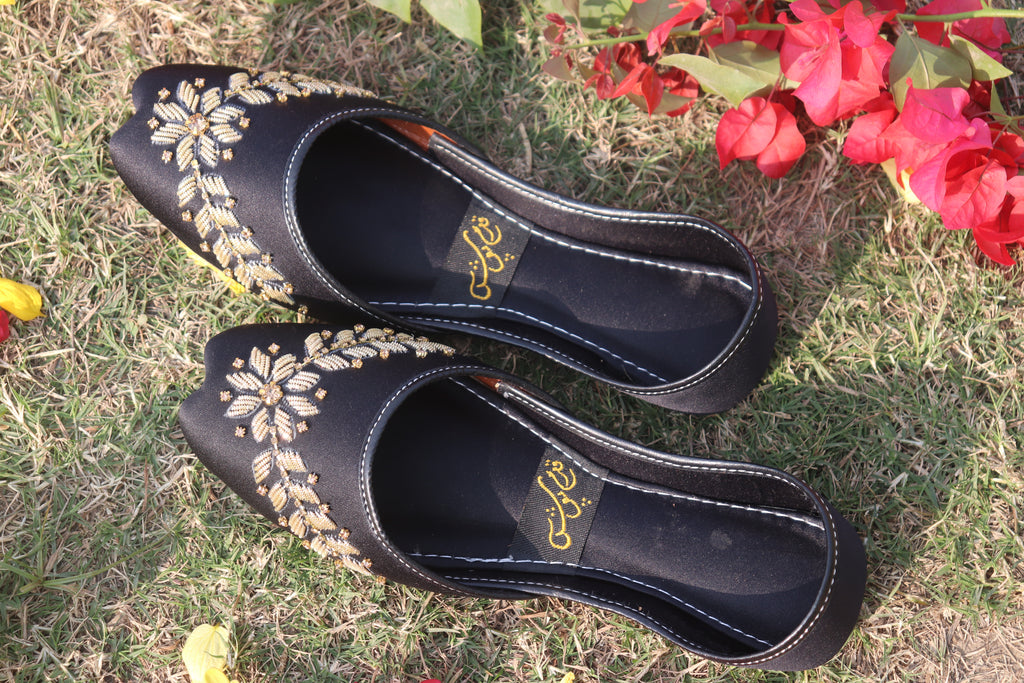 Black Handcrafted Embroidered Mojaris