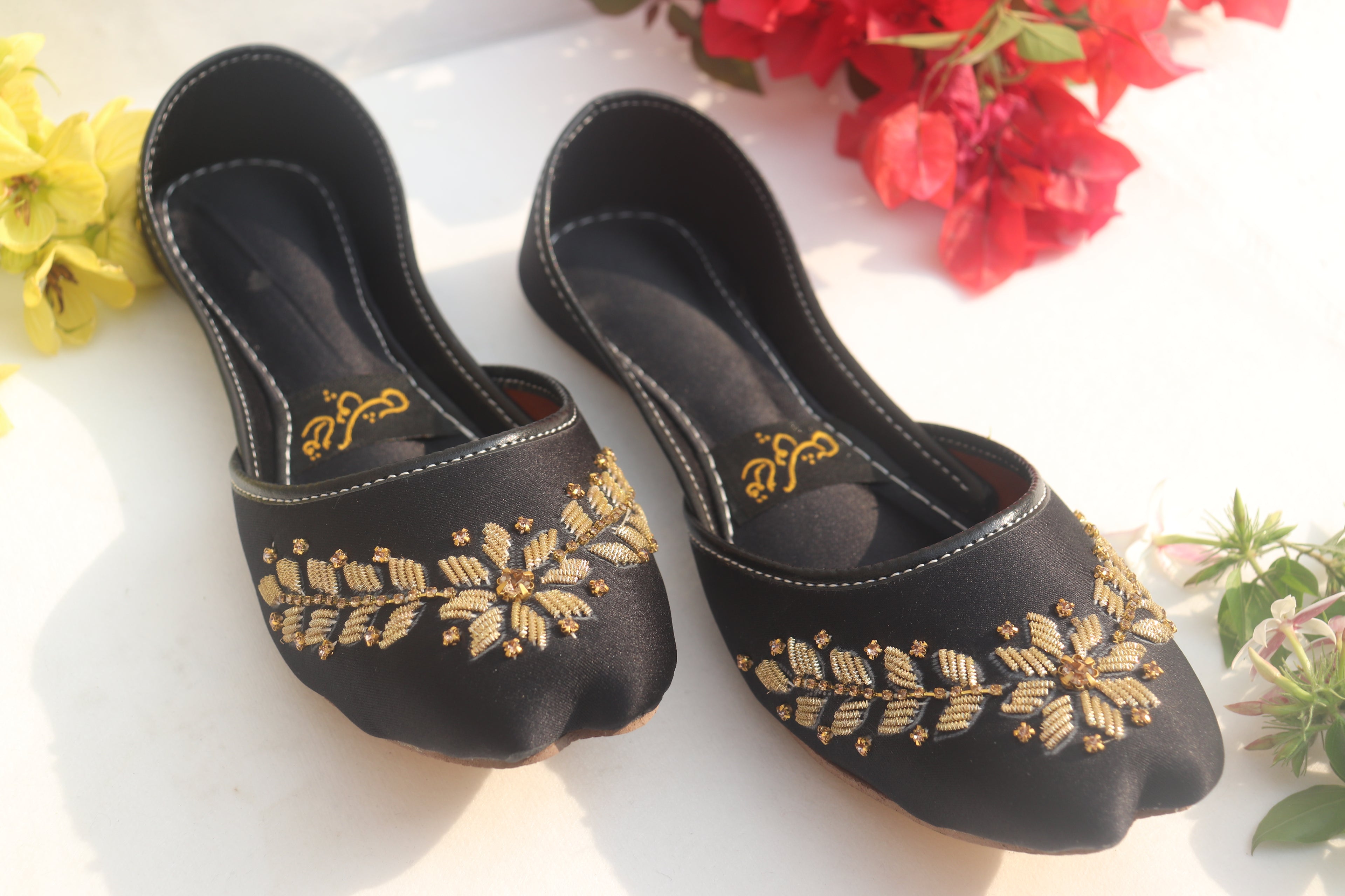 Black Handcrafted Embroidered Mojaris