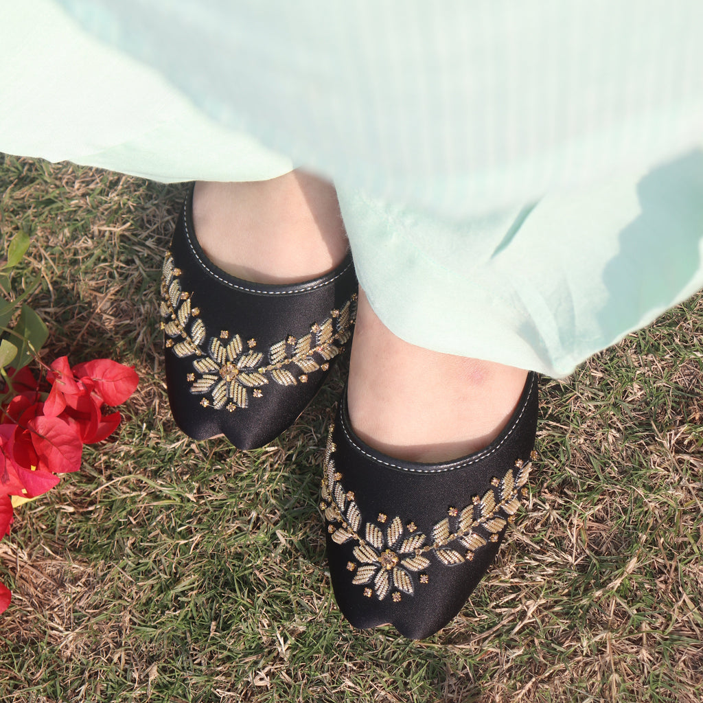 Black Handcrafted Embroidered Mojaris